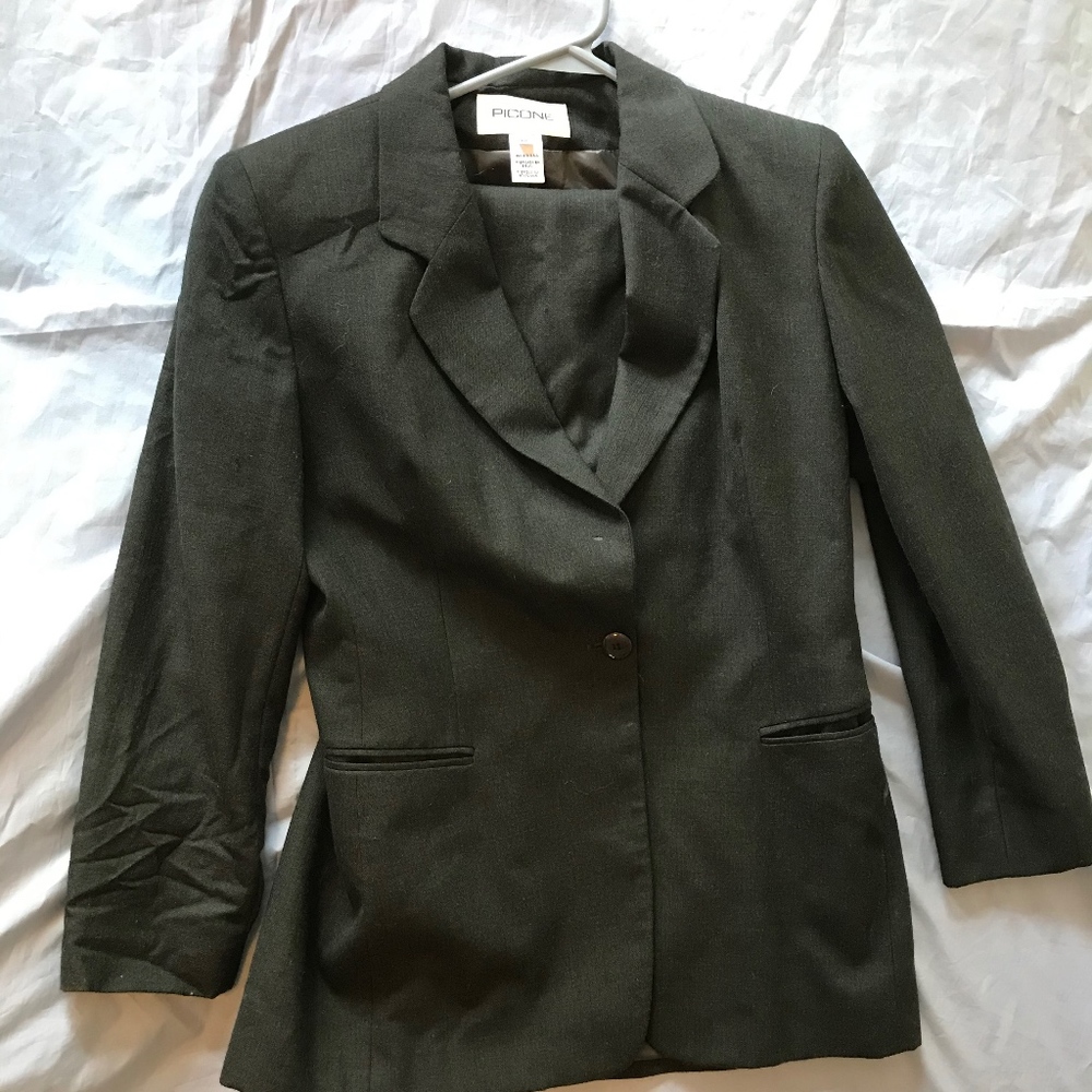 Skirt suit